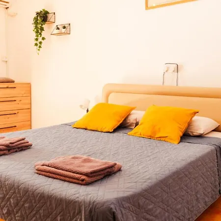 Nissus Urban Hostel *